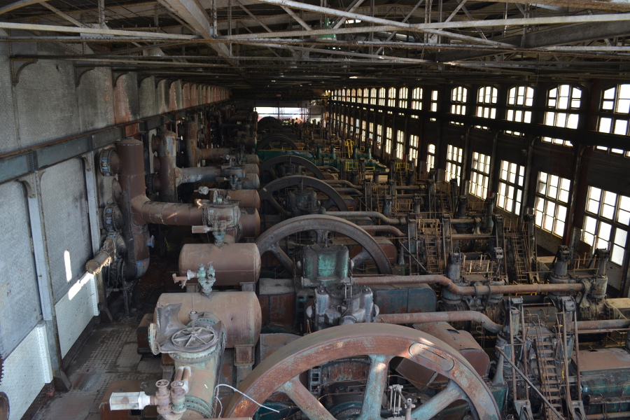 Gas blowing engine house